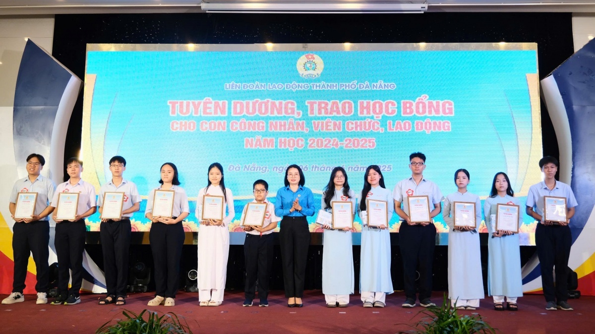 Làm rõ vai trò giai cấp công nhân và tổ chức công đoàn trong quản trị xã hội hiện đại Làm rõ vai trò giai cấp công nhân và tổ chức công đoàn trong quản trị xã hội hiện đại