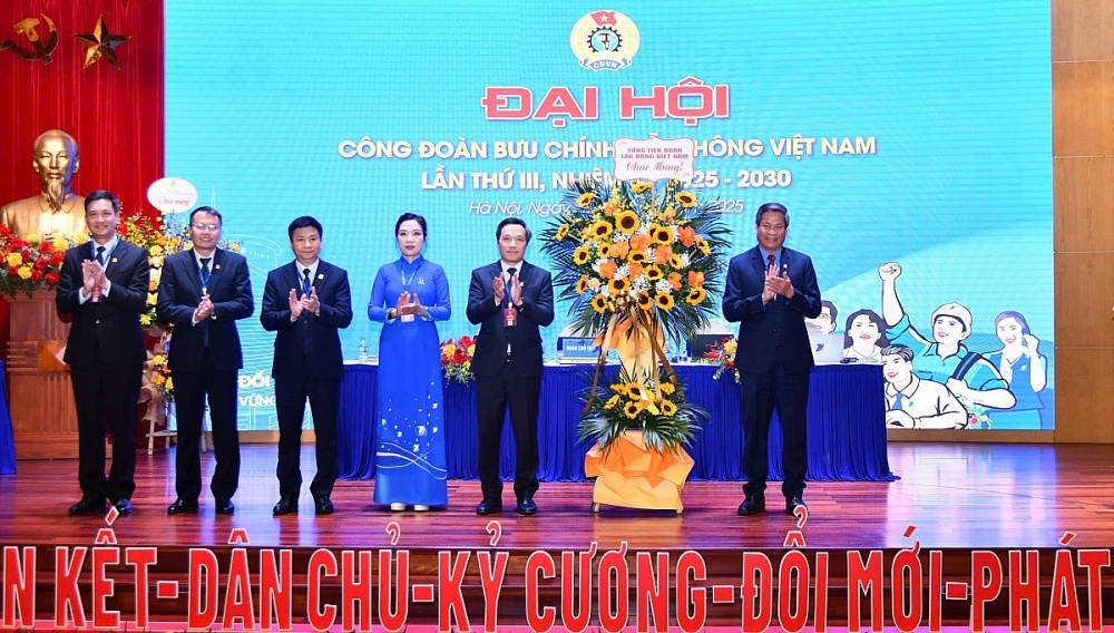 Ông Huỳnh Thanh Xuân, Phó Chủ tịch Tổng Liên đoàn Lao động Việt Nam (đứng ngoài cùng bên phải) tặng hoa Đại hội III Công đoàn VNPT. 