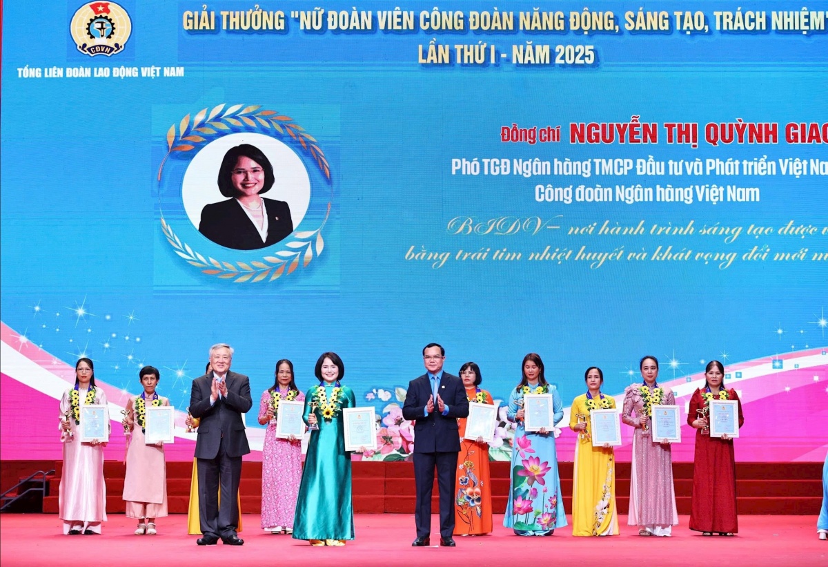 Phó Thủ tướng Thường trực Chính phủ Nguyễn Hòa Bình và Chủ tịch Tổng Liên đoàn Lao động Việt Nam Nguyễn Đình Khang trao Giải thưởng “Nữ đoàn viên Công đoàn năng động, sáng tạo, trách nhiệm” tặng 10 cá nhân tiêu biểu.