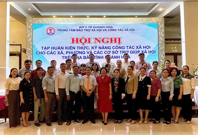 Cầu nối nhân văn: Vai trò CTXH chuyên nghiệp trong việc hỗ trợ và xây dựng cộng đồng tại Khánh Hòa Cầu nối nhân văn: Vai trò CTXH chuyên nghiệp trong việc hỗ trợ và xây dựng cộng đồng tại Khánh Hòa