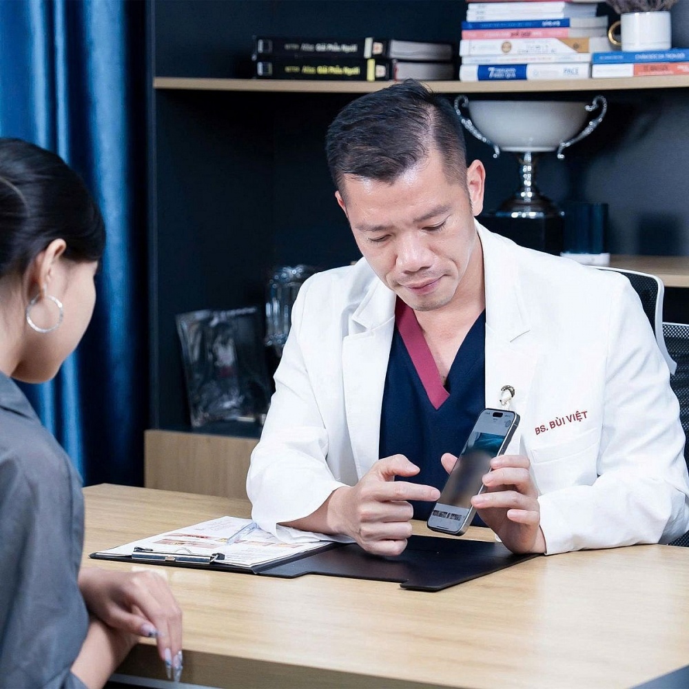 ThS. BS CKI Bùi Minh Việt trực tiếp tư vấn cho chị em phương án tốt nhất. Ảnh: NVCC