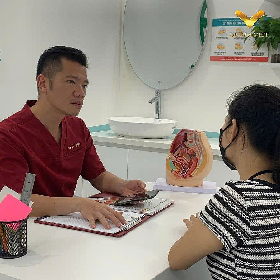 Anh không chỉ sở hữu chuyên môn y khoa vững vàng mà còn là người đặt trọn tâm huyết vào hành trình giúp phụ nữ tìm lại sự tự tin và hạnh phúc. Ảnh: NVCC