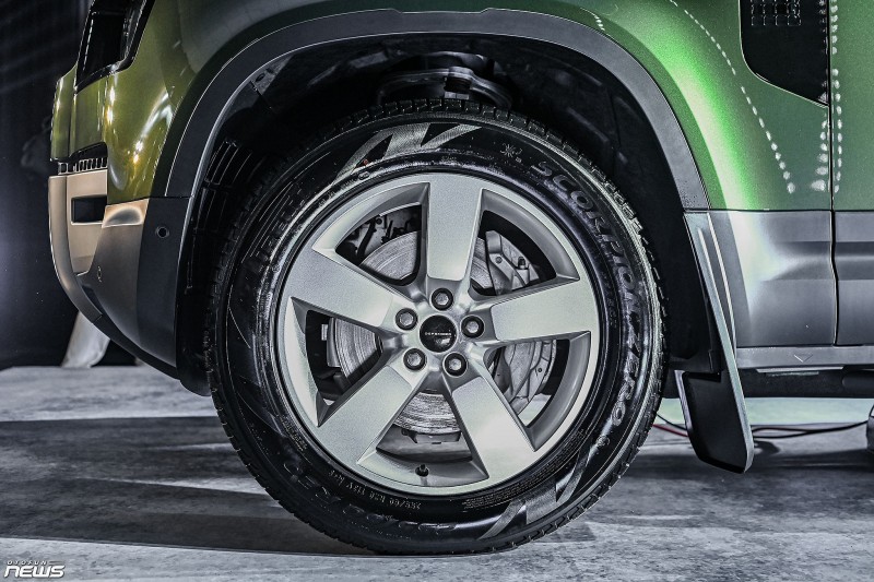 Land Rover Defender 110 2026 ra mắt, giá hơn 6,3 tỷ đồng khi đi kèm gói nâng cấp