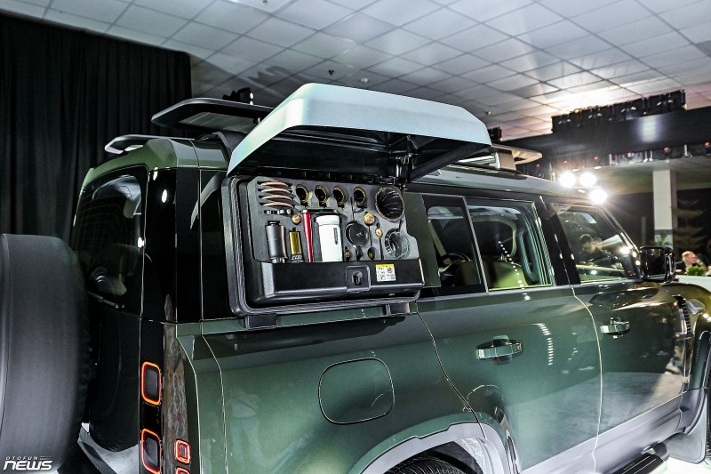 Land Rover Defender 110 2026 ra mắt, giá hơn 6,3 tỷ đồng khi đi kèm gói nâng cấp