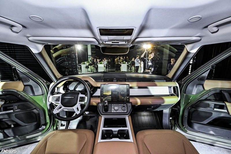 Land Rover Defender 110 2026 ra mắt, giá hơn 6,3 tỷ đồng khi đi kèm gói nâng cấp