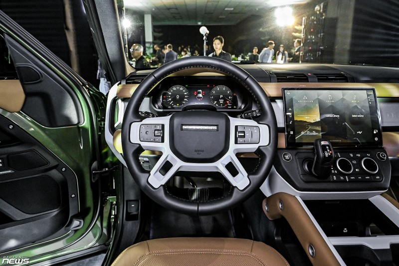 Land Rover Defender 110 2026 ra mắt, giá hơn 6,3 tỷ đồng khi đi kèm gói nâng cấp