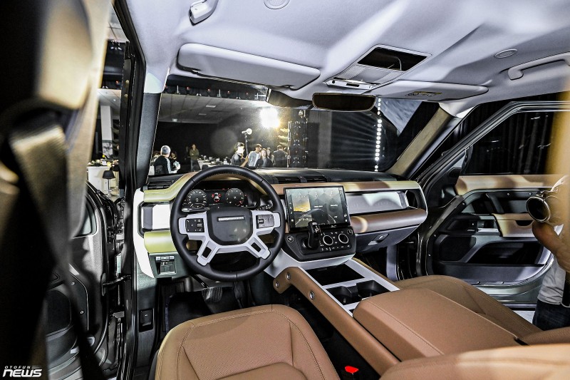 Land Rover Defender 110 2026 ra mắt, giá hơn 6,3 tỷ đồng khi đi kèm gói nâng cấp