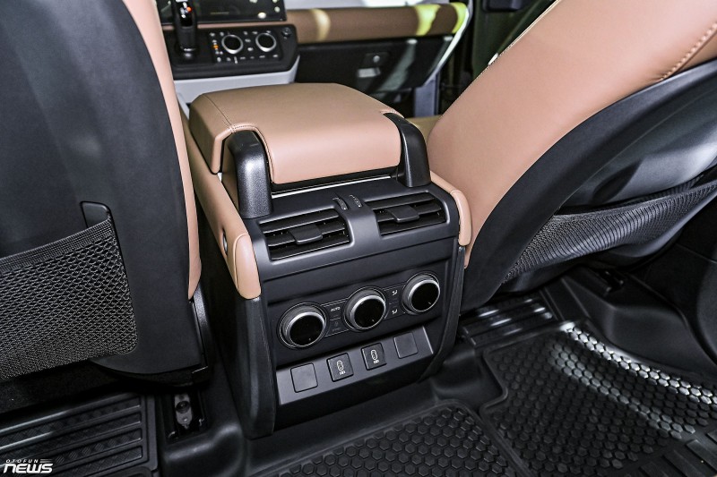 Land Rover Defender 110 2026 ra mắt, giá hơn 6,3 tỷ đồng khi đi kèm gói nâng cấp