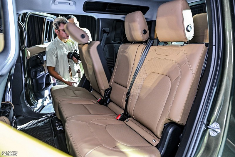 Land Rover Defender 110 2026 ra mắt, giá hơn 6,3 tỷ đồng khi đi kèm gói nâng cấp