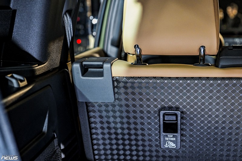 Land Rover Defender 110 2026 ra mắt, giá hơn 6,3 tỷ đồng khi đi kèm gói nâng cấp