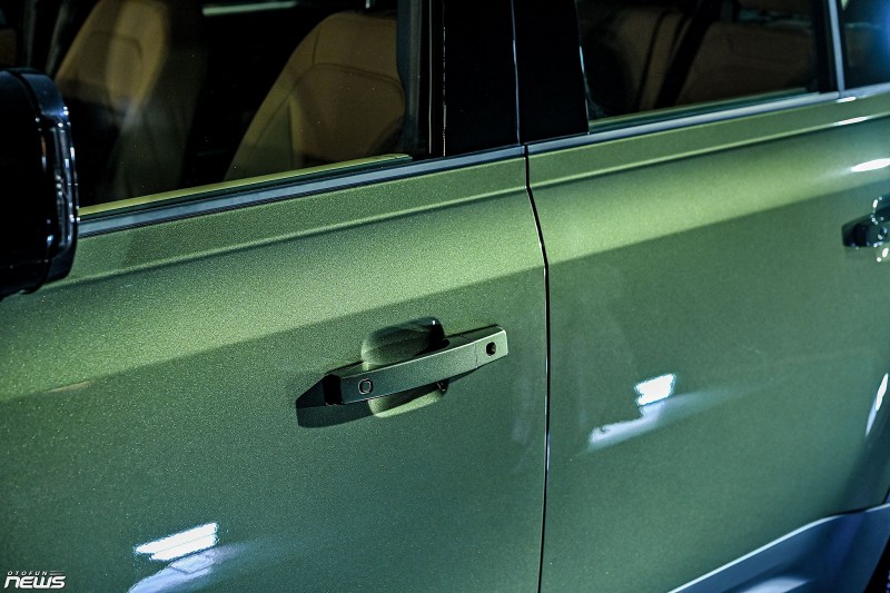 Land Rover Defender 110 2026 ra mắt, giá hơn 6,3 tỷ đồng khi đi kèm gói nâng cấp