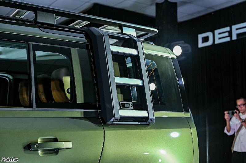 Land Rover Defender 110 2026 ra mắt, giá hơn 6,3 tỷ đồng khi đi kèm gói nâng cấp