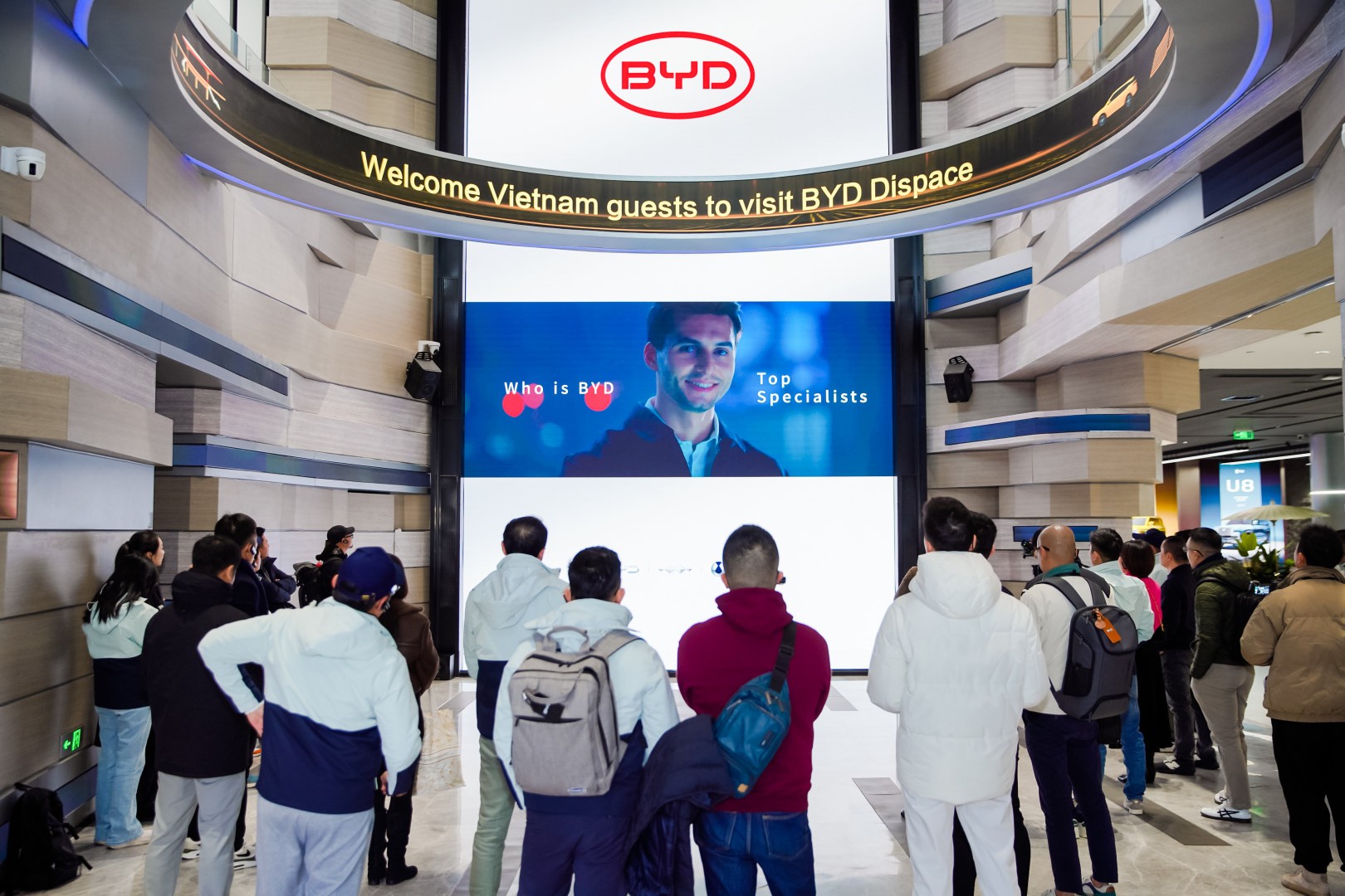 Đoàn nhà báo và truyền thông Việt Nam tiến vào bảo tàng với thông điệp chào mừng từ BYD