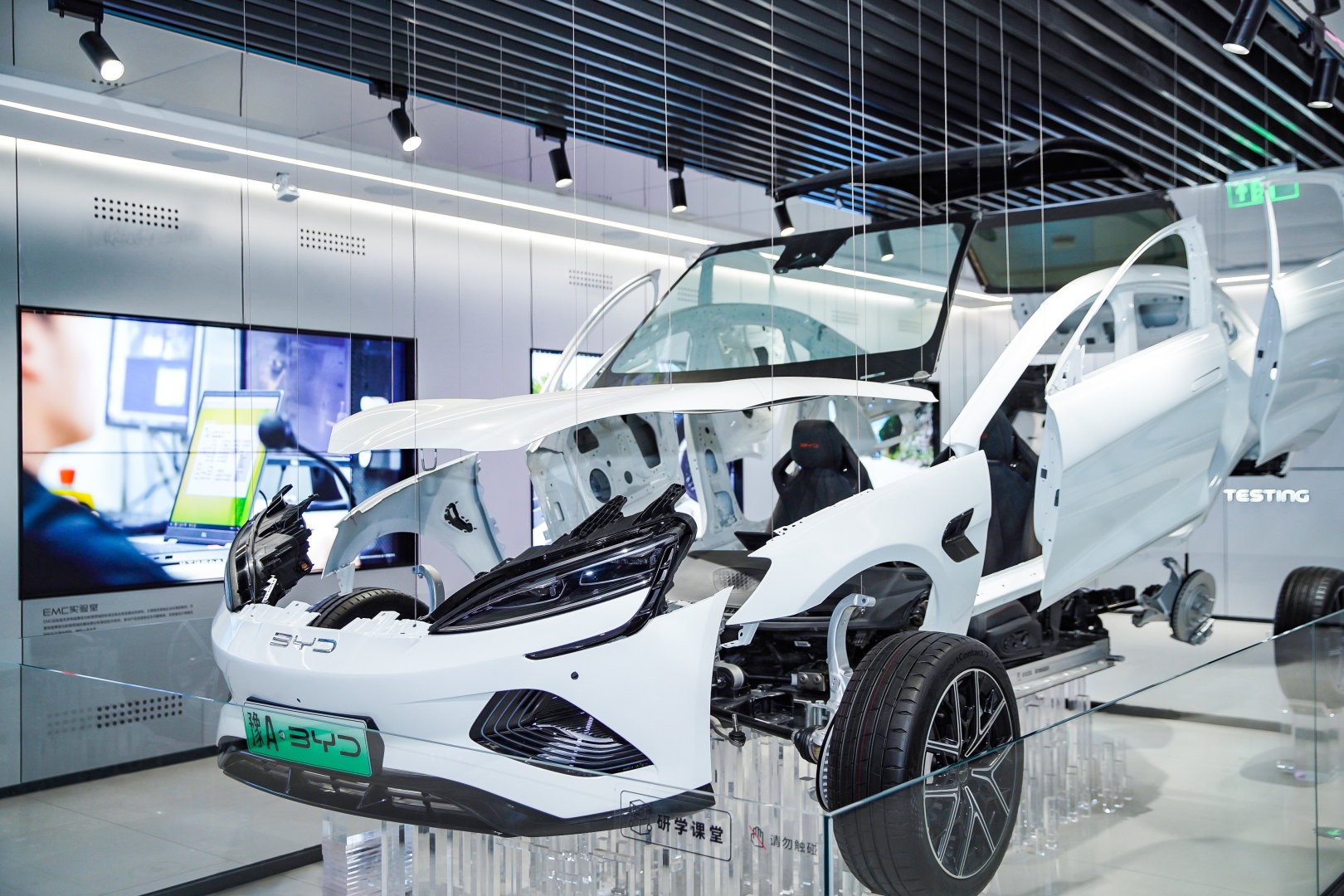 Mô hình một chiếc BYD được tháo rời từng bộ phận