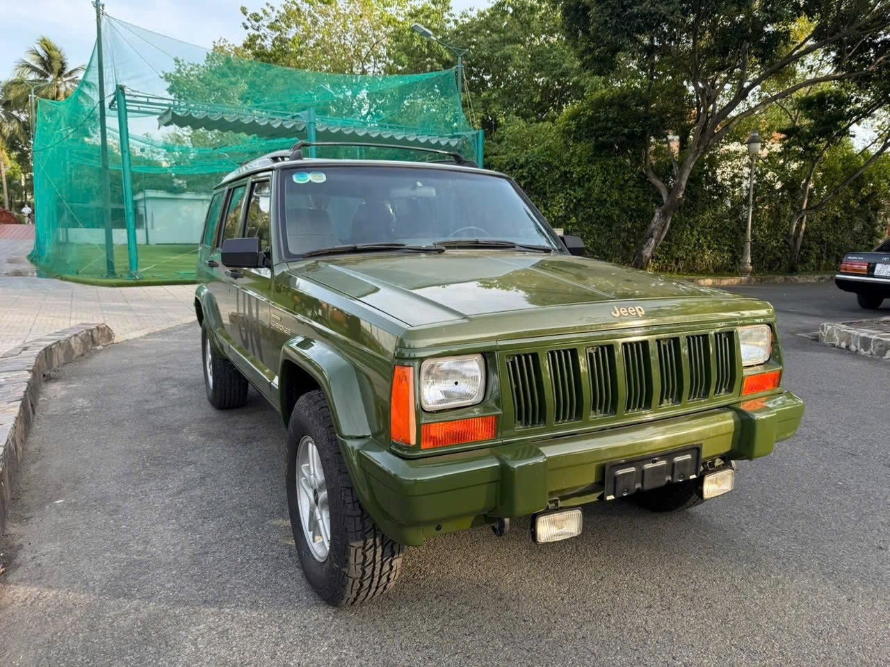 Ngắm Jeep Cherokee gần 25 năm tuổi mới 'tậu' của Vua cà phê Đặng Lê Nguyên Vũ
