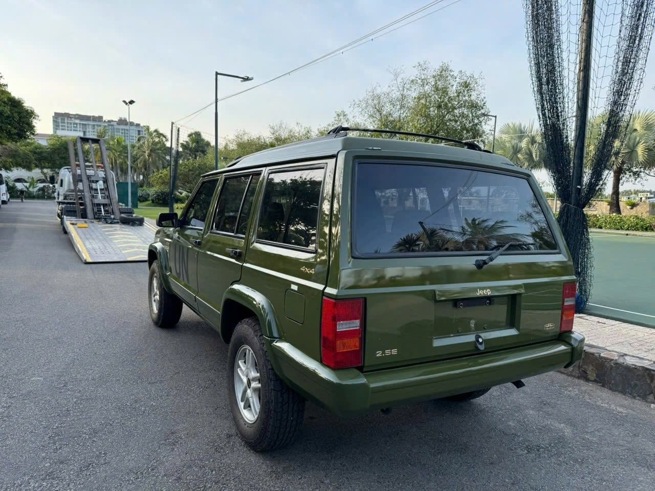 Ngắm Jeep Cherokee gần 25 năm tuổi mới 'tậu' của Vua cà phê Đặng Lê Nguyên Vũ