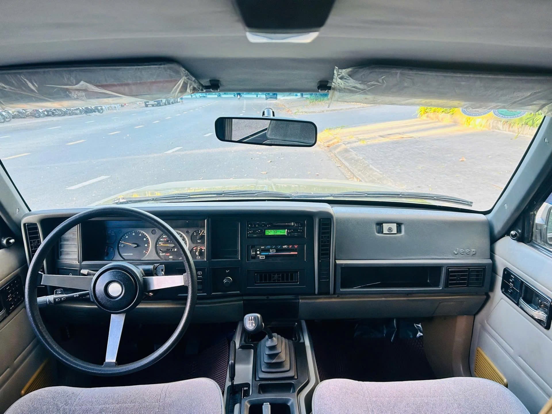 Ngắm Jeep Cherokee gần 25 năm tuổi mới 'tậu' của Vua cà phê Đặng Lê Nguyên Vũ