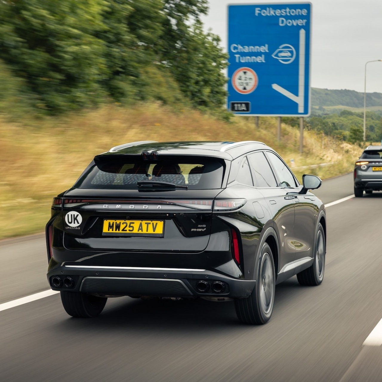 Mẫu xe plug-in hybrid này vừa đi qua 9 nước Châu Âu và 1.175 km với bằng một bình nhiên liệu