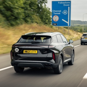 Mẫu xe plug-in hybrid này vừa đi qua 9 nước Châu Âu và 1.175 km với bằng một bình nhiên liệu