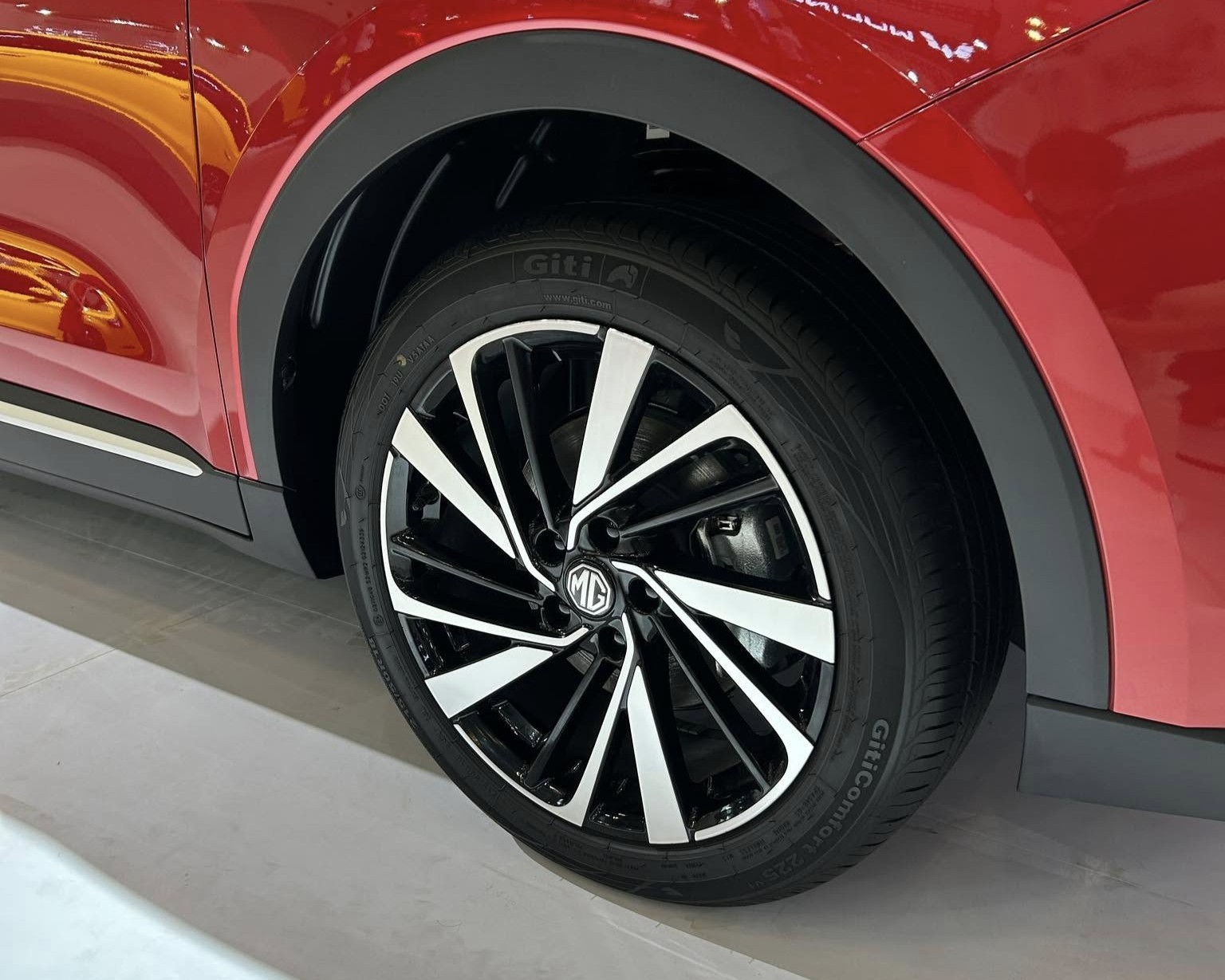 Cận cảnh MG ZS 2025, lột xác thiết kế, lần đầu có bản hybrid