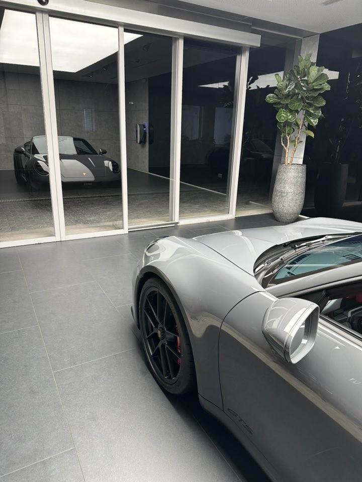 Porsche 911 trang bị động cơ hybrid có giá lăn bánh hơn 16 tỷ đồng tại Việt Nam