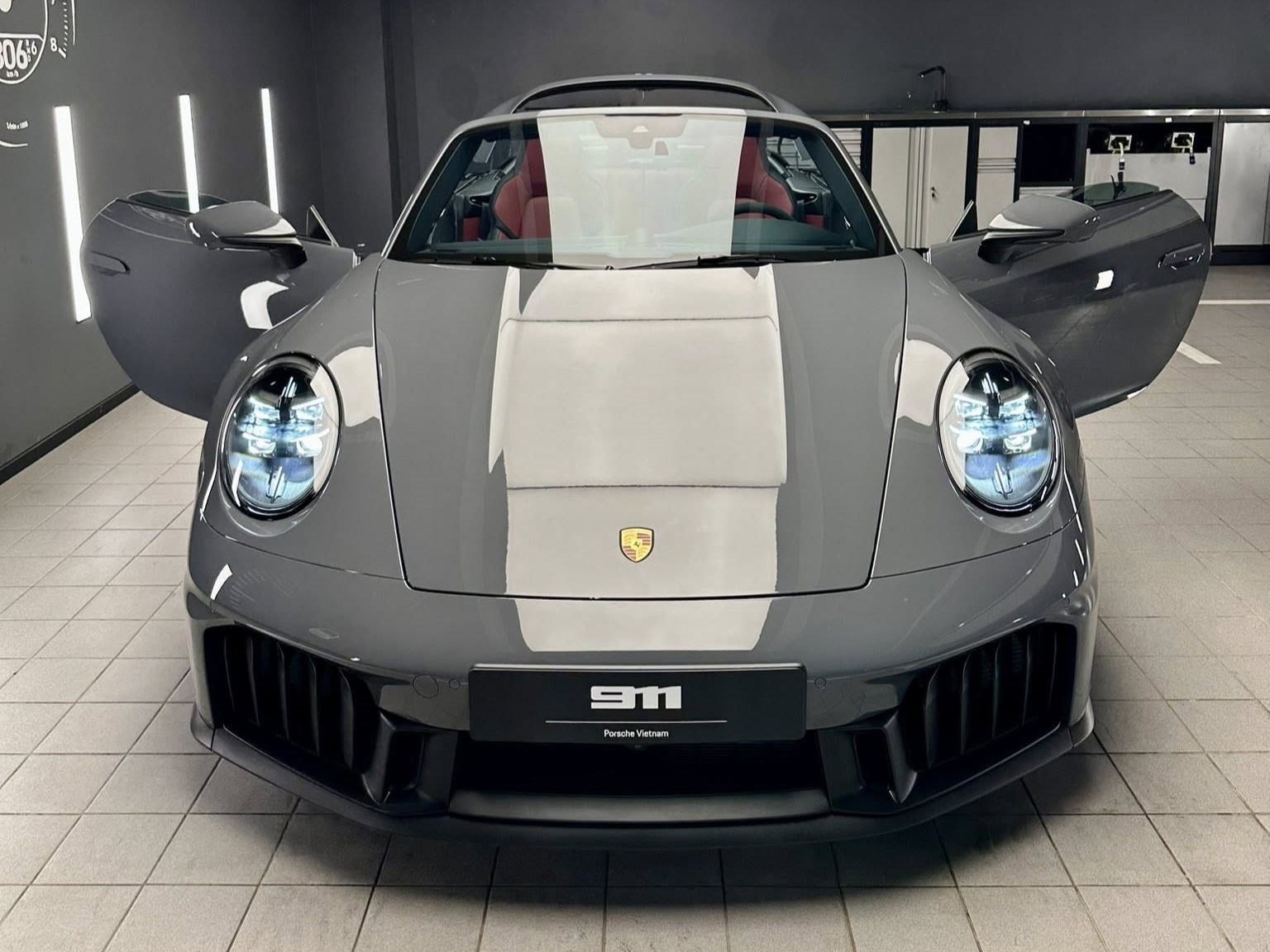 Porsche 911 trang bị động cơ hybrid có giá lăn bánh hơn 16 tỷ đồng tại Việt Nam