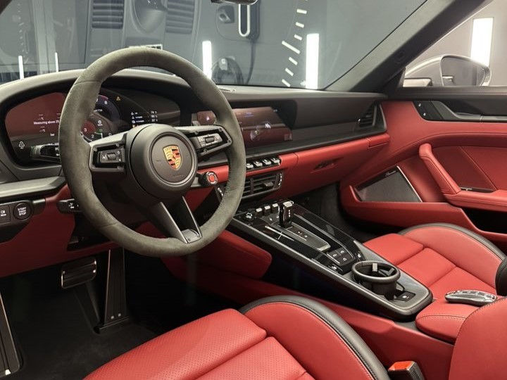 Porsche 911 trang bị động cơ hybrid có giá lăn bánh hơn 16 tỷ đồng tại Việt Nam