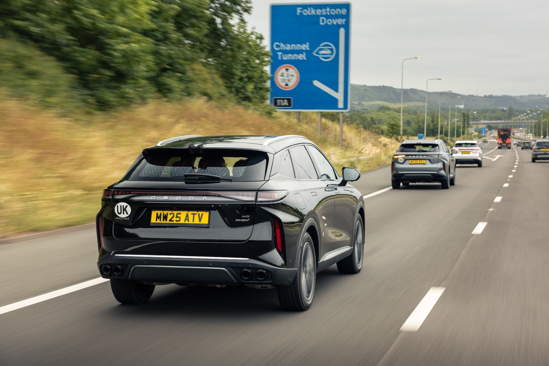 Mẫu xe plug-in hybrid này vừa đi qua 9 nước Châu Âu và 1.175 km với bằng một bình nhiên liệu