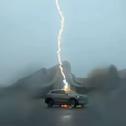 Xe điện bị sét đánh ba lần liên tiếp trong mưa bão, nhưng chủ xe và hệ thống điện không hề gì