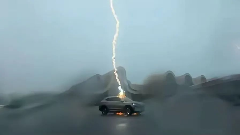 Xe điện bị sét đánh ba lần liên tiếp trong mưa bão, nhưng chủ xe và hệ thống điện không hề gì