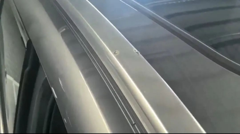 Xe điện bị sét đánh ba lần liên tiếp trong mưa bão, nhưng chủ xe và hệ thống điện không hề gì