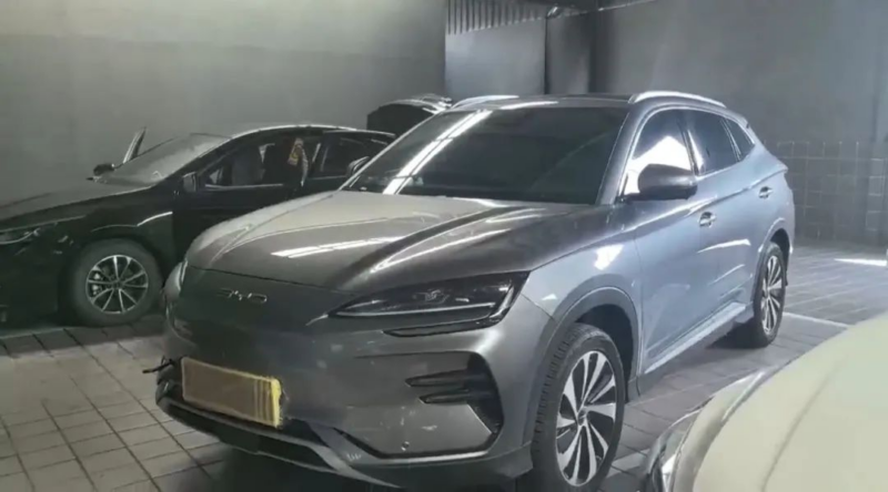 Xe điện bị sét đánh ba lần liên tiếp trong mưa bão, nhưng chủ xe và hệ thống điện không hề gì