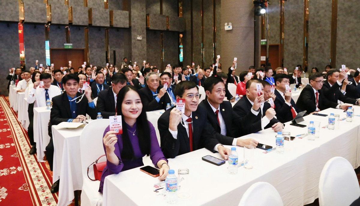 / Đổi mới phong trào thi đua để xây dựng Công đoàn Điện lực Việt Nam vững mạnh toàn diện