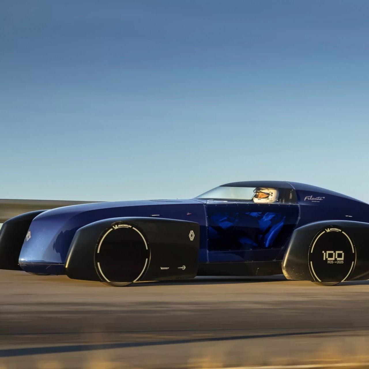 Chiếc xe điện độc đáo này vừa lập thành tích chạy hơn 1.000 km chỉ bằng một lần sạc