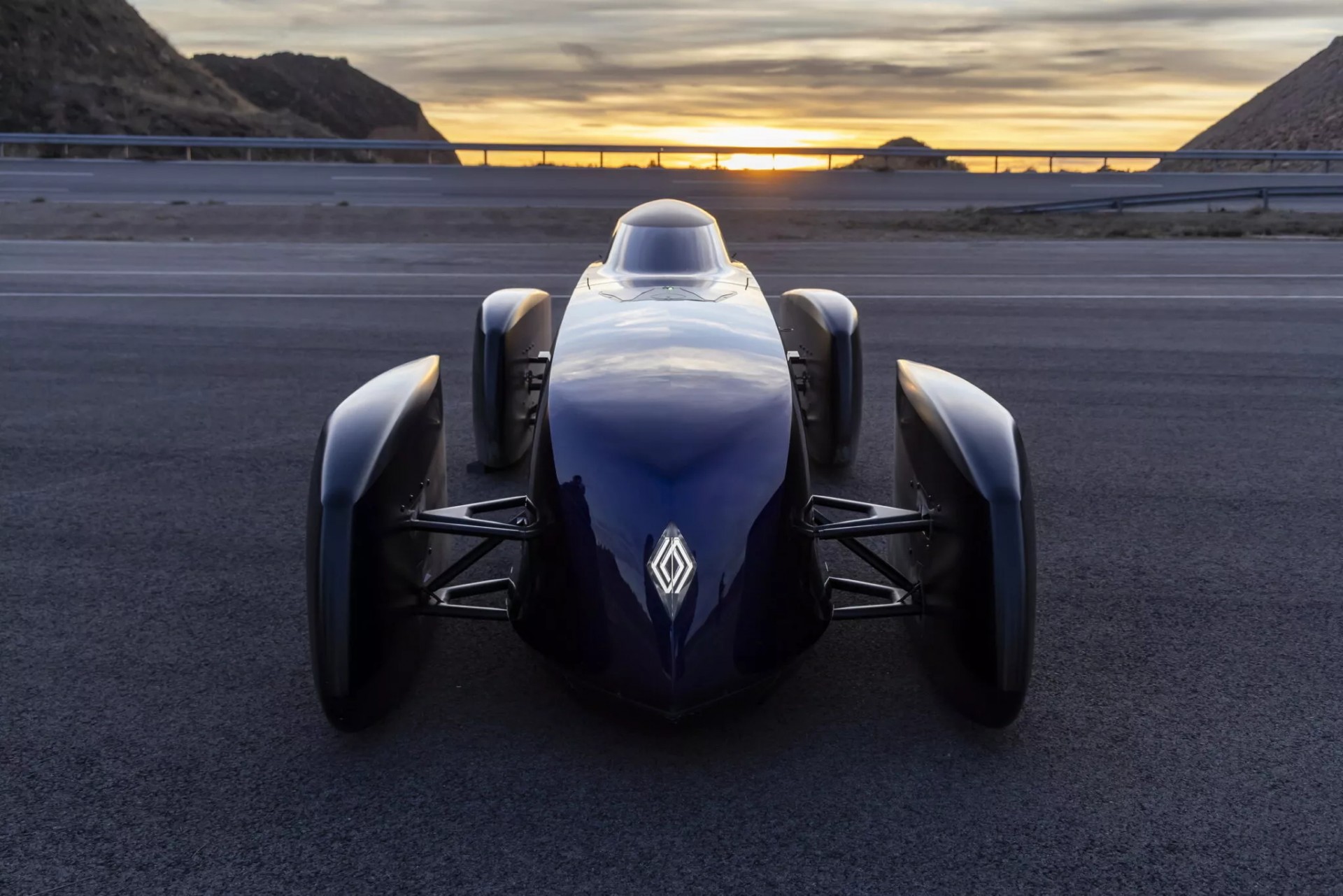 Chiếc xe điện độc đáo này vừa lập thành tích chạy hơn 1.000 km chỉ bằng một lần sạc