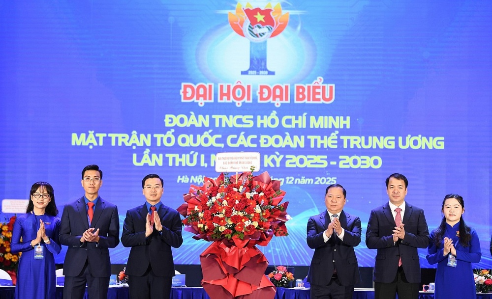 Lãnh đạo Đảng ủy MTTQ, các đoàn thể T.Ư tặng hoa chúc mừng Đại hội. Ảnh: Dương Triều Lãnh đạo Đảng ủy MTTQ, các đoàn thể T.Ư tặng hoa chúc mừng Đại hội. Ảnh: Dương Triều