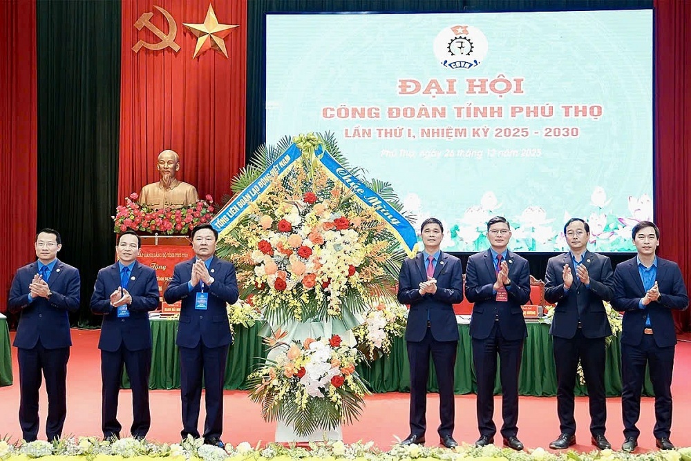 Đồng chí Phó Chủ tịch Tổng Liên đoàn Lao động Việt Nam Ngọ Duy Hiểu tặng hoa chúc mừng Đại hội. Ảnh: Lê Minh