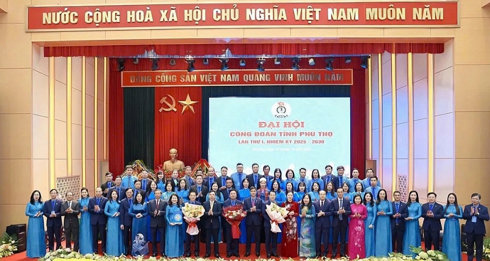 Đại hội cũng công bố Quyết định chỉ định 17 đại biểu chính thức đi dự Đại hội XIV Công đoàn Việt Nam. Ảnh: Lê Minh