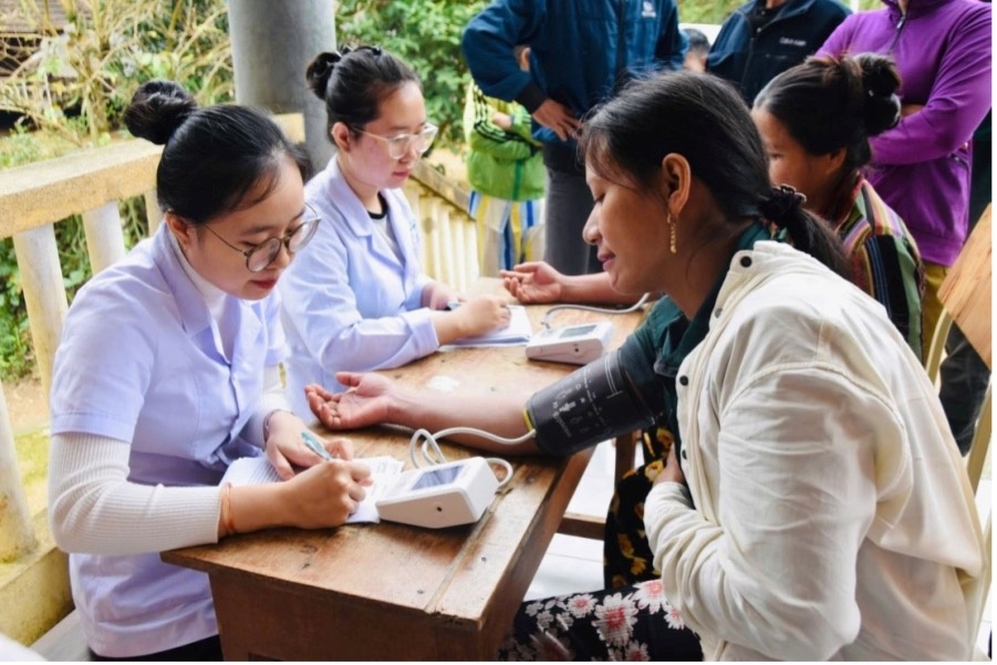 Công đoàn tổ chức khám bệnh, phát thuốc miễn phí cho công nhân lao động. Ảnh: ĐVCC.