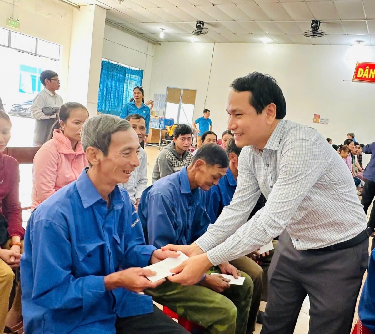 Đồng chí Hà Duy Trung - Chủ tịch Liên đoàn Lao động tỉnh Gia Lai động viên công nhân có hoàn cảnh khó khăn. Ảnh: ĐVCC