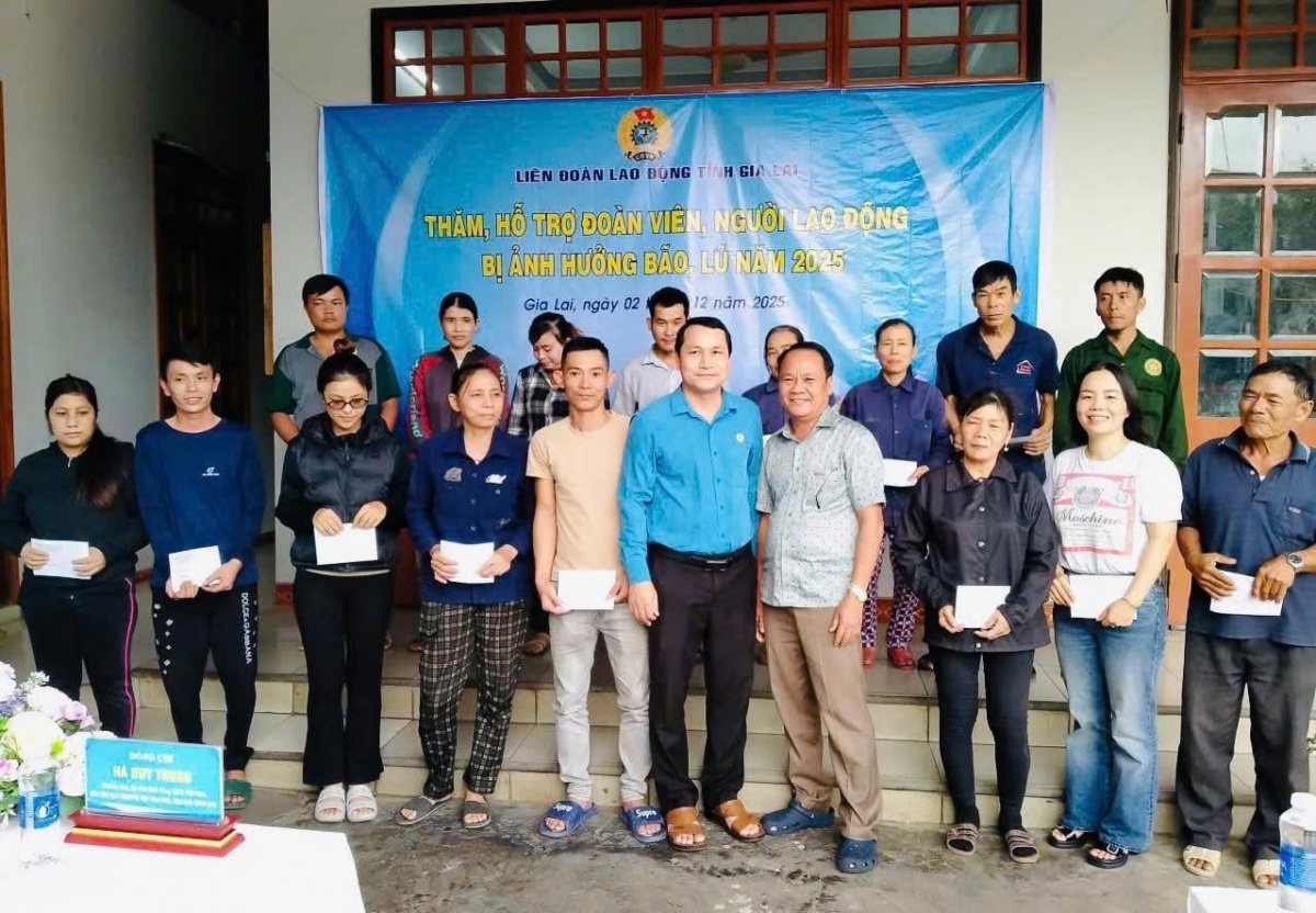 Đồng chí Hà Duy Trung - Chủ tịch Liên đoàn Lao động tỉnh Gia Lai thăm hỏi, trao quà cho đoàn viên bị ảnh hưởng bão lũ năm 2025. Ảnh: ĐVCC