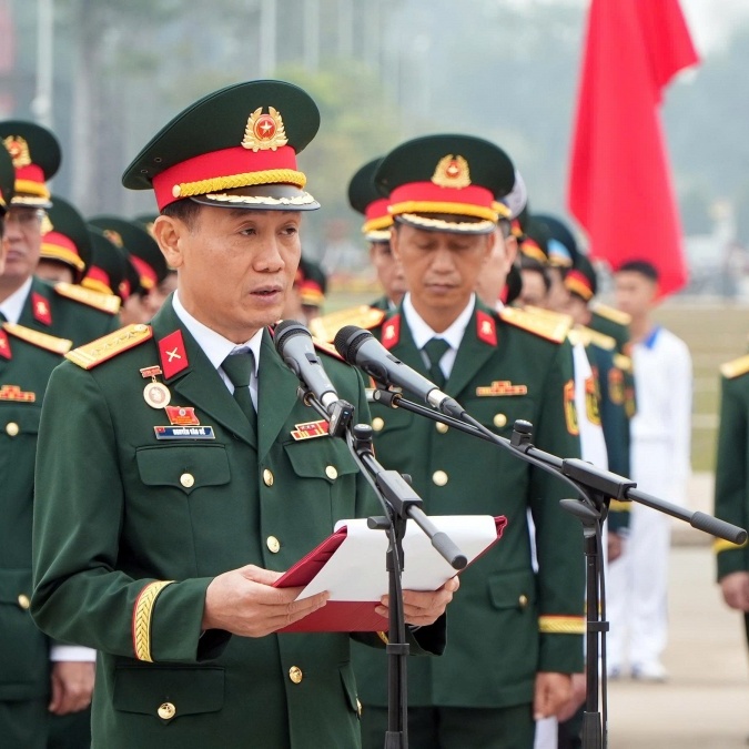 Đoàn đại biểu dự Đại hội Công đoàn Quân đội báo công dâng Bác