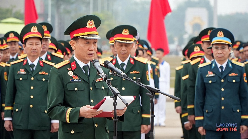 Đại tá Nguyễn Văn Đề, Trưởng Ban Công đoàn Quốc phòng, Ủy viên Đoàn Chủ tịch Tổng Liên đoàn Lao động Việt Nam báo công, dâng hoa, vào Lăng viếng Chủ tịch Hồ Chí Minh. Ảnh: Mạnh Thắng