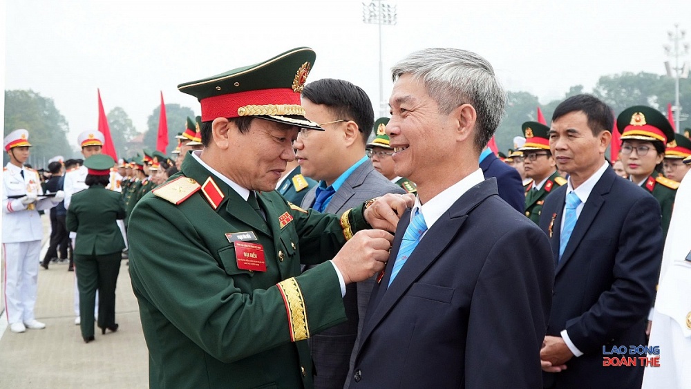Thiếu tướng Phạm Văn Hiếu, Chính ủy BTL Lăng Chủ tịch Hồ Chí Minh gắn Huy hiệu Bác Hồ cho 20 đồng chí đại diện cho các đại biểu dự Đại hội. Ảnh: Manh Thắng