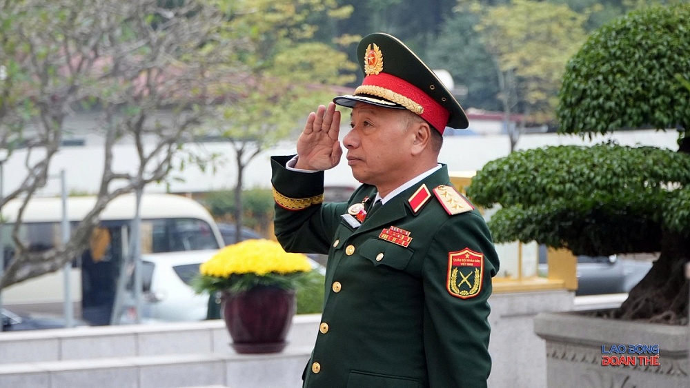 Thượng tướng Lê Quang Minh, Phó Chủ nhiệm TCCT QĐND Việt Nam dâng hương Đài tưởng niệm các anh hùng Liệt sĩ Bắc Sơn. Ảnh: Mạnh Thắng