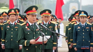 Đoàn đại biểu dự Đại hội Công đoàn Quân đội báo công dâng Bác