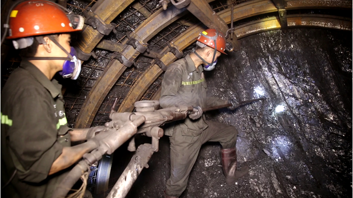 Đồng hành cùng những bước chân thợ mỏ vào ca