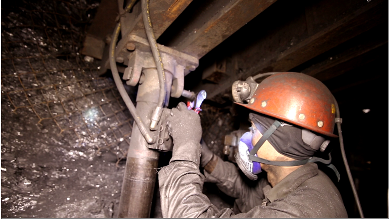 Đồng hành cùng những bước chân thợ mỏ vào ca