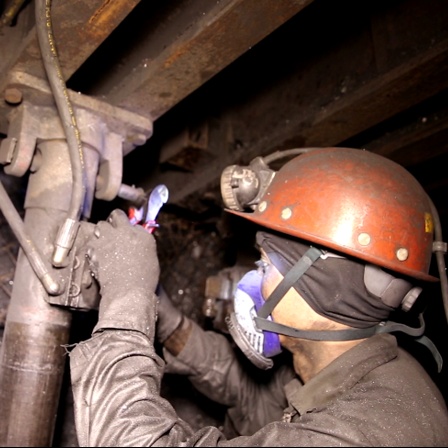 Đồng hành cùng những bước chân thợ mỏ vào ca