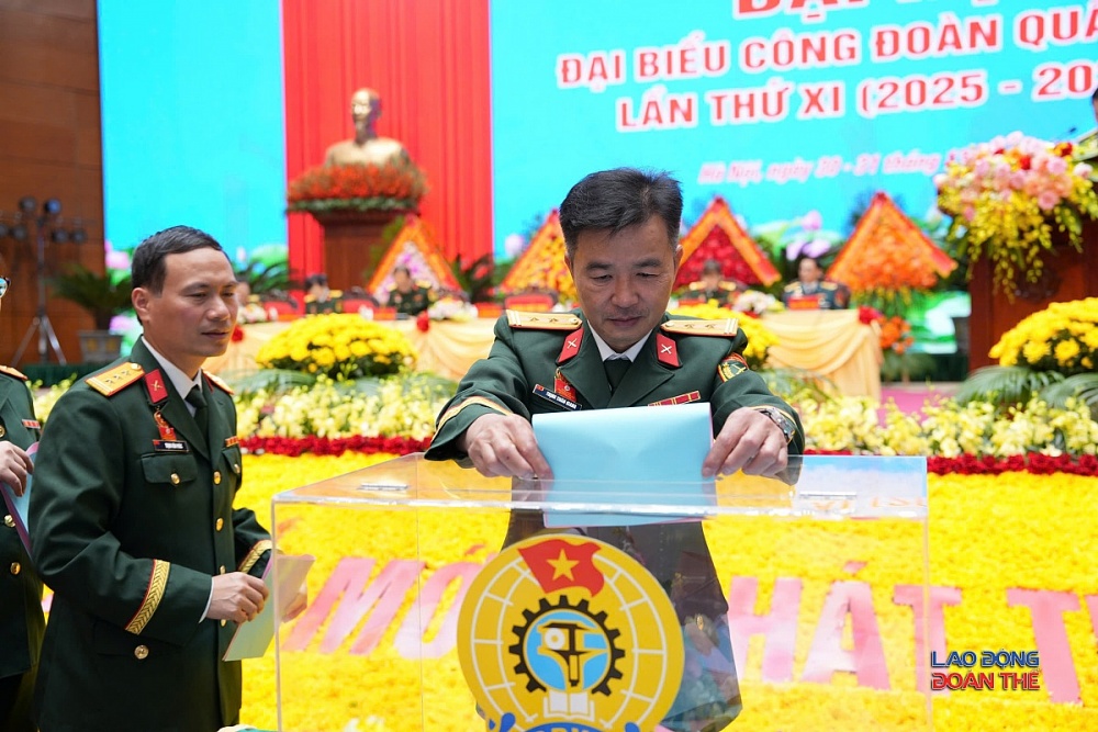 Trung tá Trịnh Xuân Giang, Trợ lý Công đoàn Binh đoàn 15 bỏ phiếu bầu đại biểu dự Đại hội đại biểu Công đoàn Việt Nam lần thứ XIV. Ảnh: Nguyễn Việt